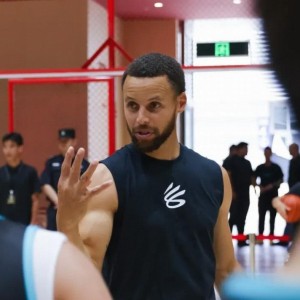 库里为重庆偏远学校赠送篮球装备，并联合姚基金启动公益计划